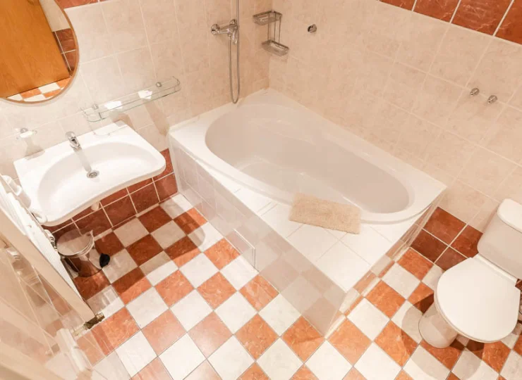 W łazienkach zamontowano wanny lub kabiny prysznicowe