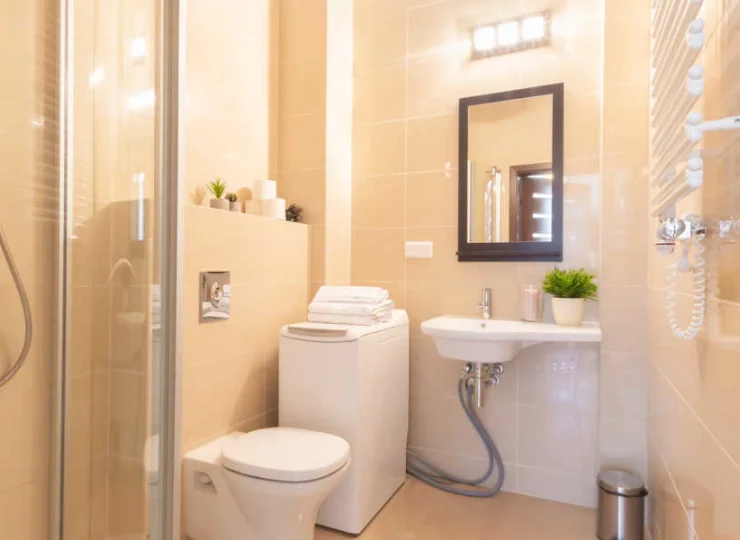 Każdy apartament dysponuje prywatną łazienką z kabiną prysznicową
