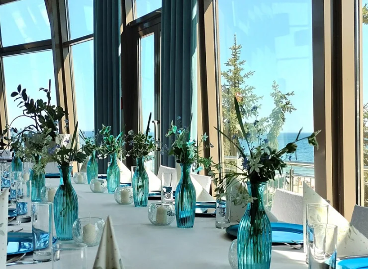 Przyjemna sala restauracyjna posiada panoramiczne okna