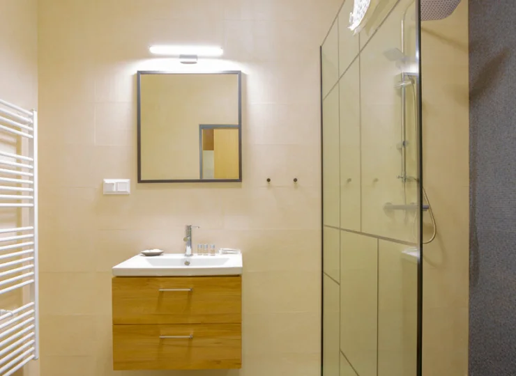 W nowoczesnych łazienkach zamontowano kabiny prysznicowe