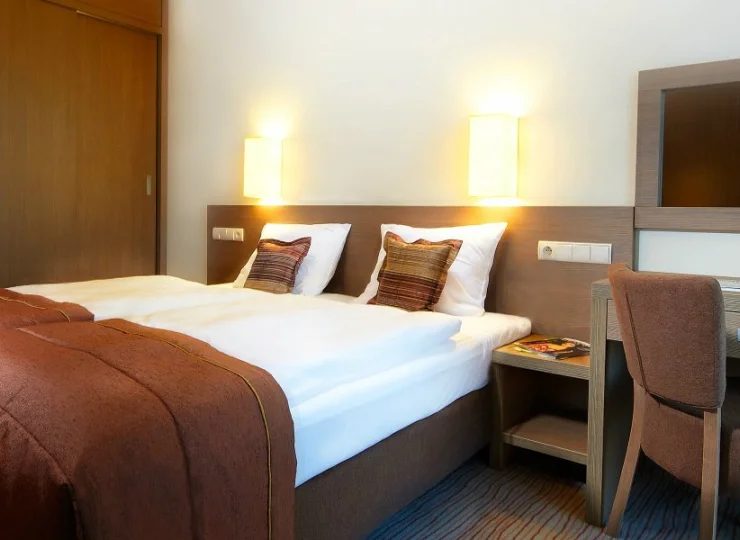 Sypialnia w apartamencie wyposażona jest w 2 łóżka z możliwością złączenia