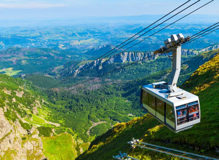 Zakopane jest położone zaledwie 20 km dalej na południe (pociąg jedzie kwadrans)