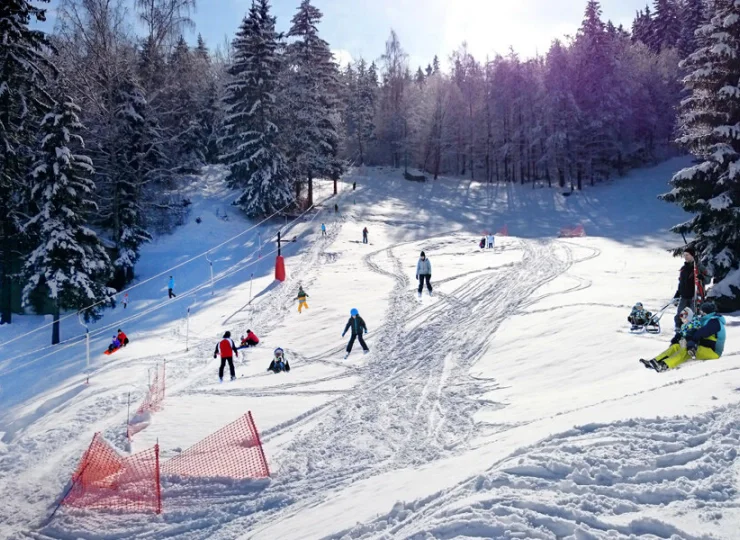 Zimą na terenie hotelu znajdują się dwa stoki narciarskie