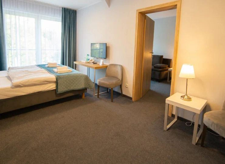 Pokój 2+2 w hotelu składa się z dwóch pokoi, w jednym jest rozkładana sofa