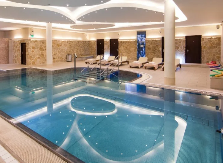 Hotel jest urokliwie położony i dysponuje przyjemną strefą wellness z basenem