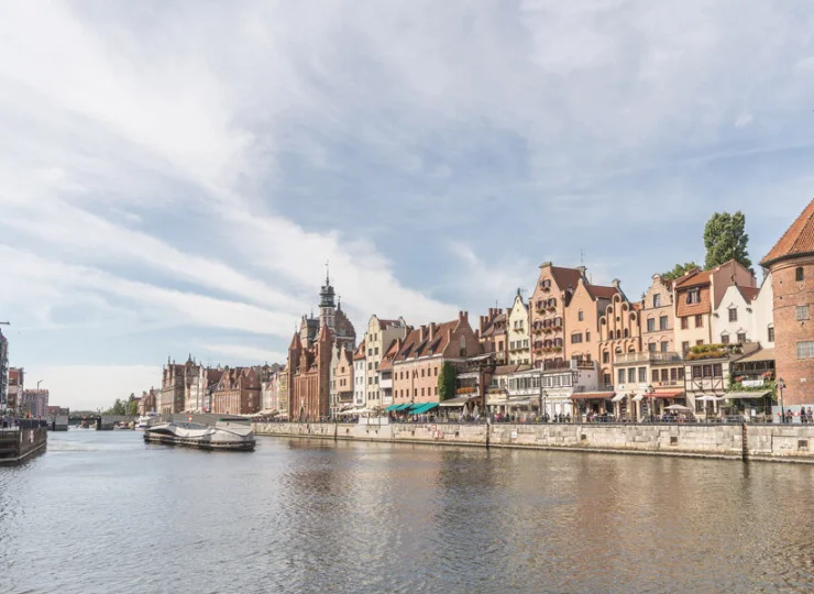Naprzeciwko mieści się słynny zabytkowy Żuraw oraz Stare Miasto Gdańska