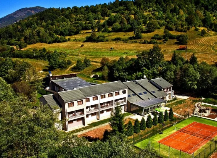 Hotel ma własny kort tenisowy