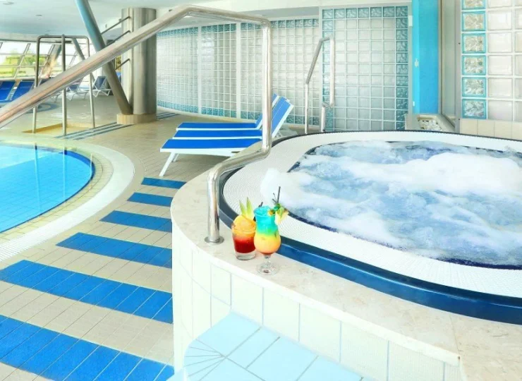 W hotelu znajduje się nowoczesne centrum rekreacji z jacuzzi i saunami