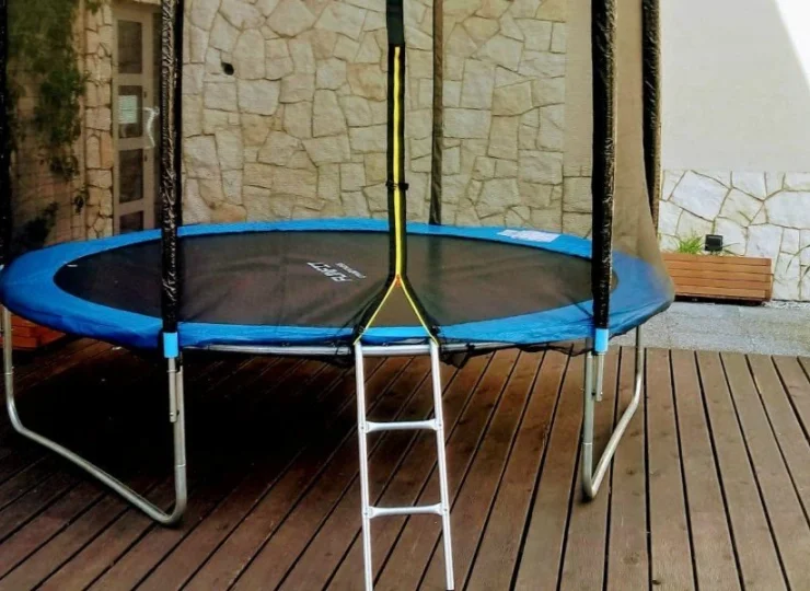 Dzieci mogą poskakać na trampolinie na tarasie