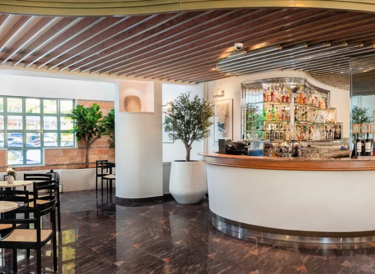 Hotel posiada również aperitif bar, bar przy basenie oraz cocktail bar Hygge