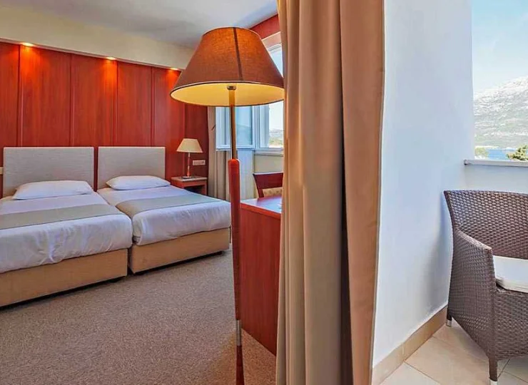 Junior suite z widokiem na morze ma umeblowany balkon