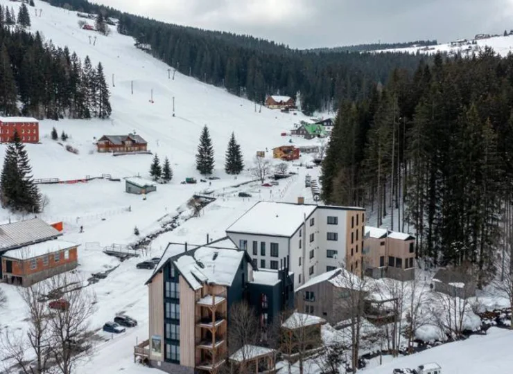 Hotel sąsiaduje z ośrodkiem narciarskim SkiResort Cerna Hora w Pecu pod Śnieżką