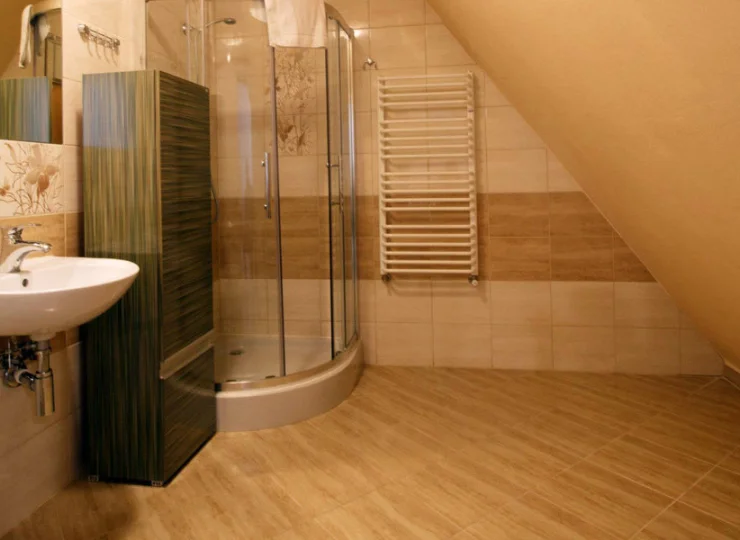 W łazienkach zamontowano nowoczesne kabiny prysznicowe i grzejniki