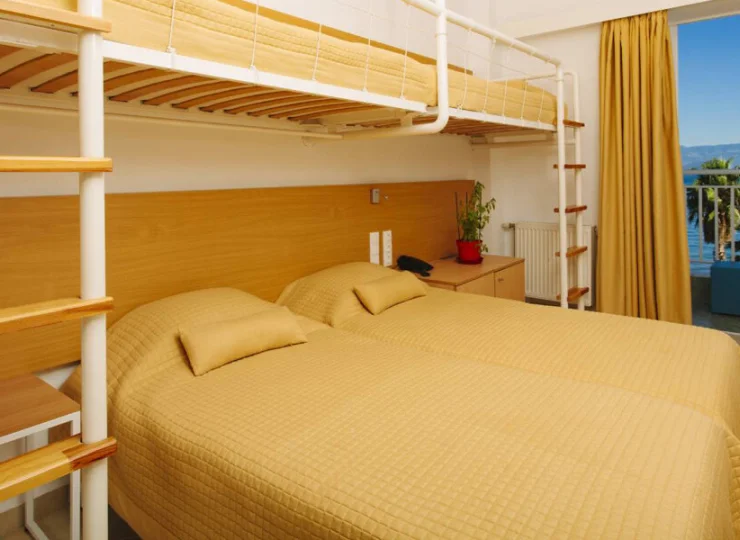 Podstawowe pokoje rodzinne posiadają łóżka piętrowe dla dzieci