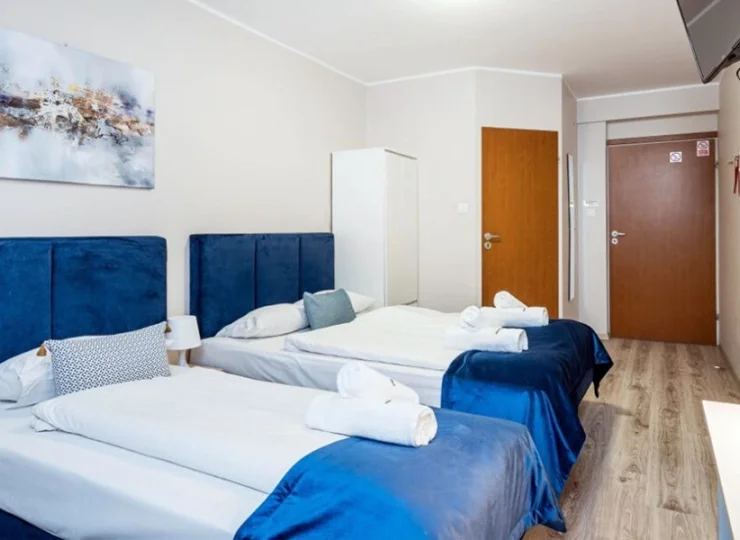 Hotel dysponuje pokojami dla 2, 3 oraz 4 osób