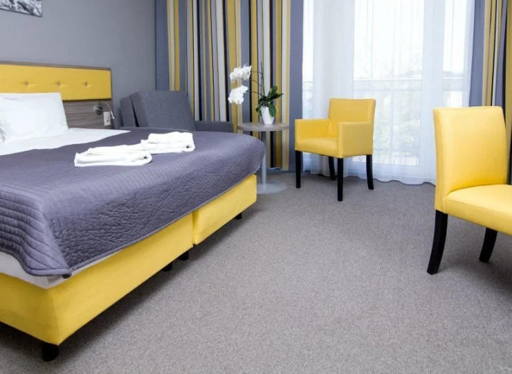 Komfortowe pokoje są urządzone z wykorzystaniem barwnych akcentów