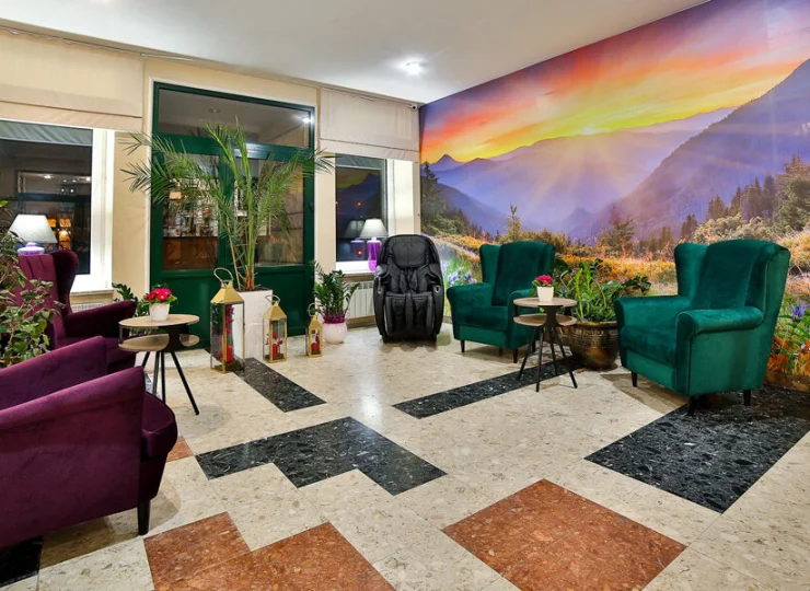 Hotel zyskał przyjemne lobby z fotelem do masażu oraz stylowymi fotelami