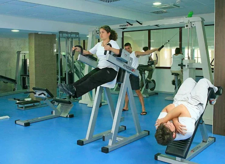 Osoby lubiące aktywność fizyczną mogą spędzić czas na siłowni