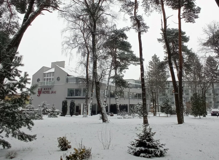 Hotel otacza nadmorska roślinność