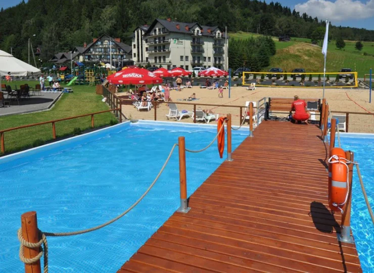 Na okres letni Hotel Zimnik przygotował teren rekreacyjny z basenami i boiskami