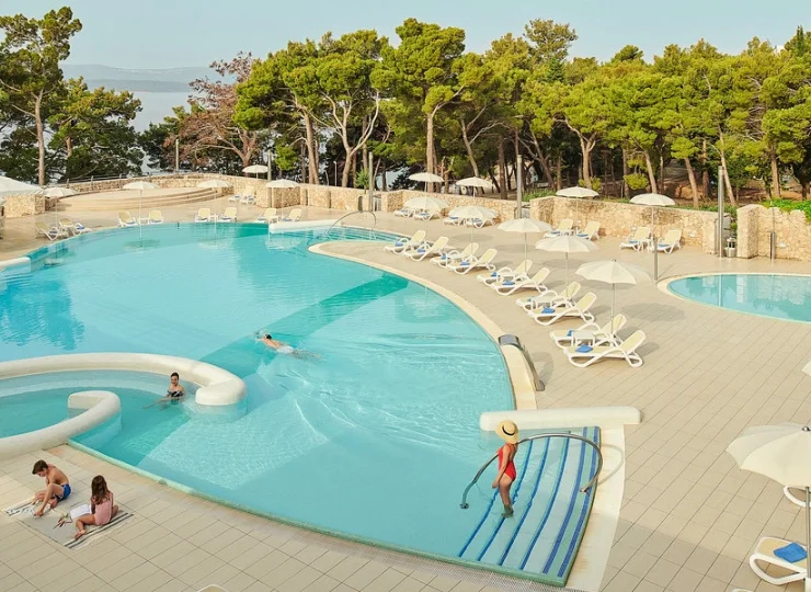 Hotel posiada kompleks basenów. Zewnętrzny basen ma ponad 350 m2 powierzchni