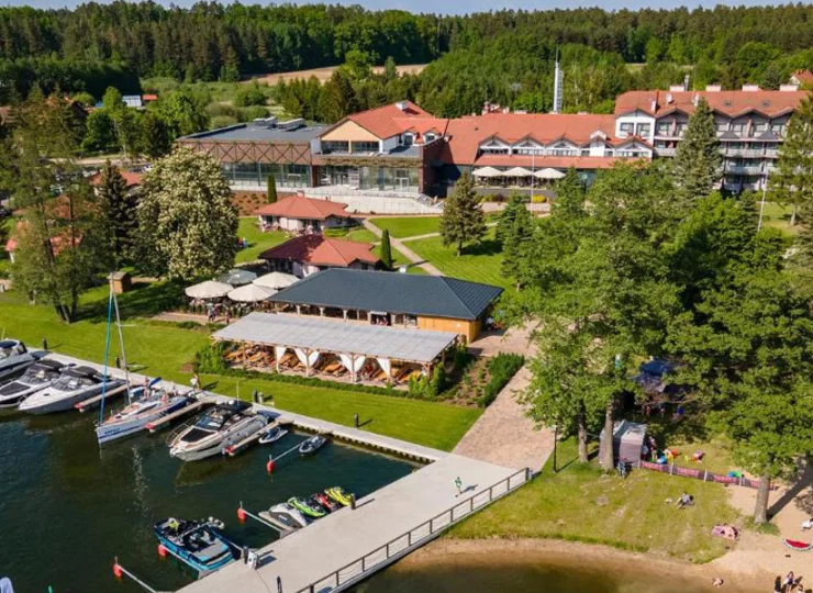 W kompleksie znajduje się hotel, marina, SPA oraz duży, piękny ogród