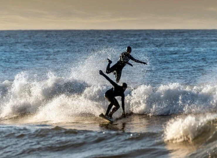 Atrakcje okolicy: nawet na polskim wybrzeżu można surfować