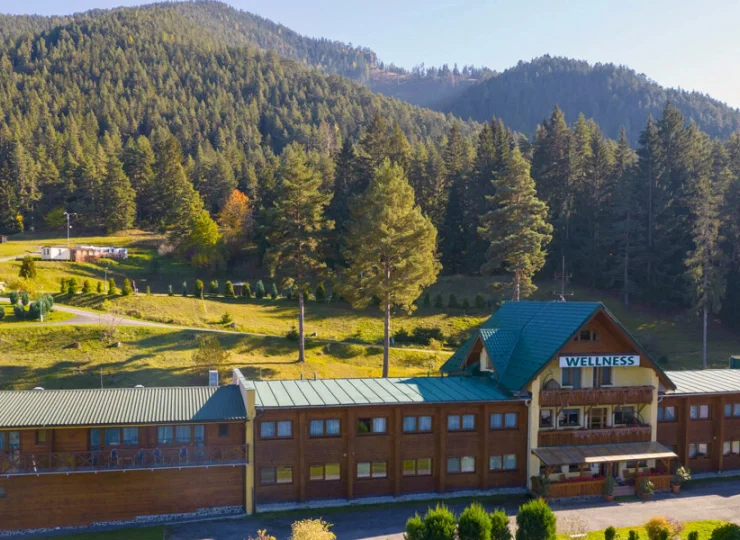 Hotel mieści się w cichym otoczeniu i bezpośrednim sąsiedztwie parku narodowego