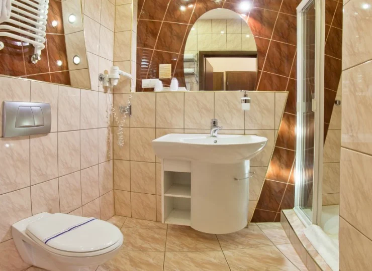 W łazienkach znajduje się prysznic, suszarka do włosów oraz galanteria hotelowa
