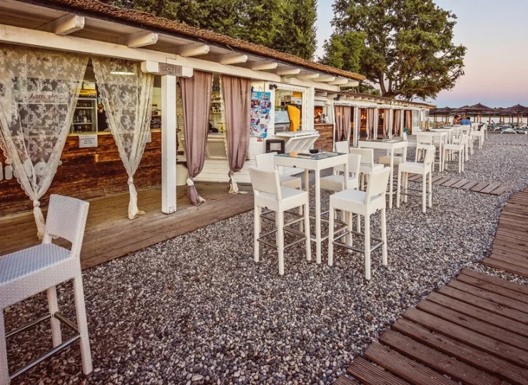 W Resorcie działa sezonowa restauracja i bar przy basenie. Bar jest też na plaży