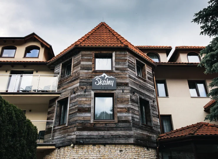 Hotel Skalny jest w centrum Szczyrku, pomiędzy skoczniami i placem św. Jakuba