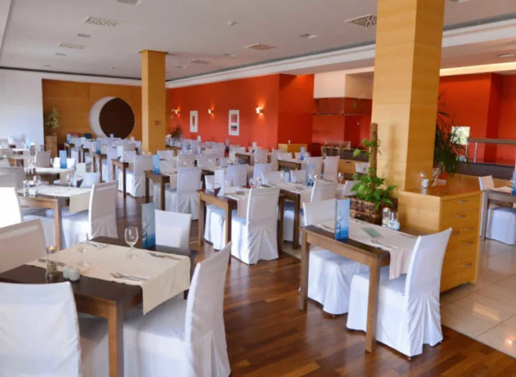 Hotelowa restauracja oferuje dania kuchni regionalnej i śródziemnomorskiej