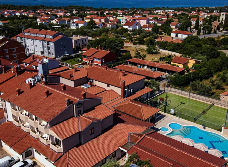 Hotel znajduje się w spokojnym letnisku nad Adriatykiem