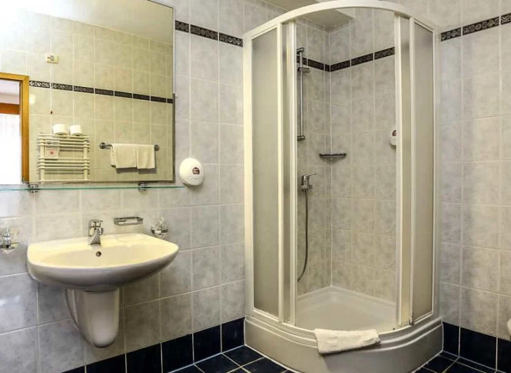 Każdy pokój posiada prywatną łazienkę z prysznicem i suszarką do włosów