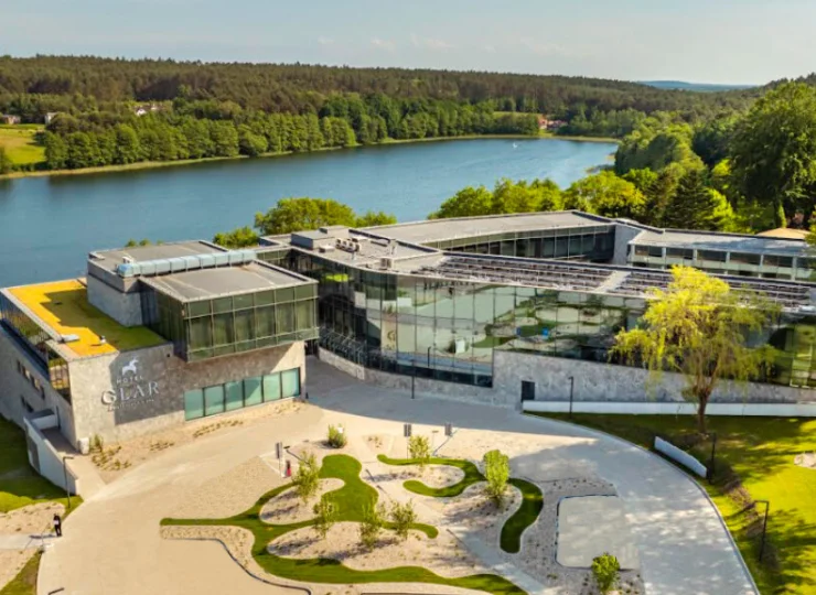 Hotel jest położony bezpośrednio nad malowniczym jeziorem