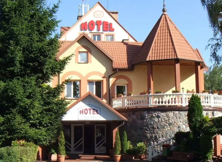 Choć położony w centrum miasta, hotel otoczony jest zielenią