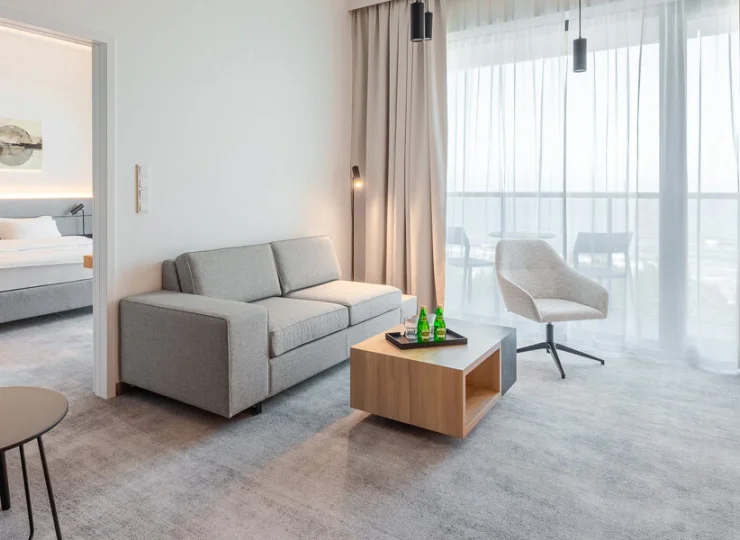 Goście mogą zamieszkać w wygodnych apartamentach Junior Suite