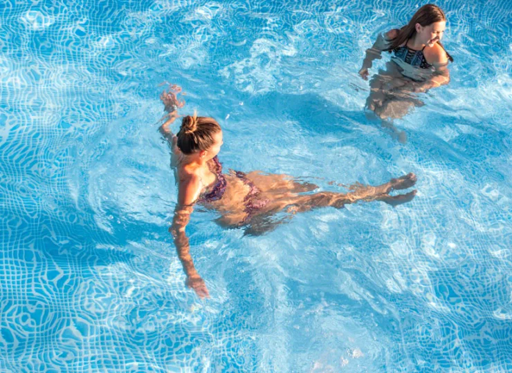 Goście lubią korzystać z relaksu w basenie