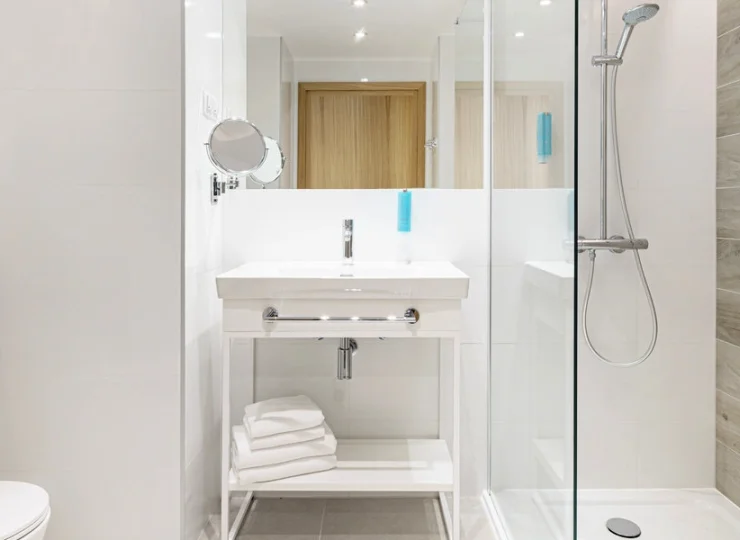Pokoje dysponują prywatną łazienką z kabina prysznicową i suszarką do włosów