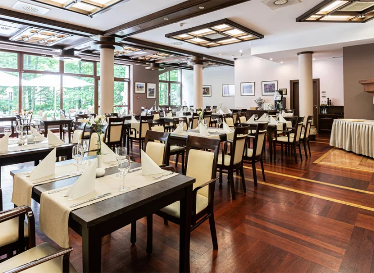 Hotelowa restauracja Vernus oferuje dania kuchni polskiej i międzynarodowej