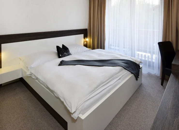Apartament składa się z oddzielnej sypialni z łóżkiem małżeńskim