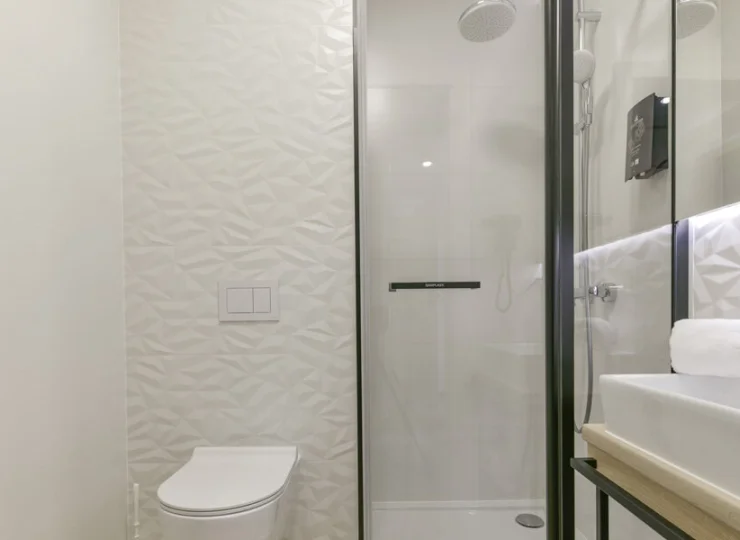 Każdy pokój standard dysponuje łazienką z prysznicem