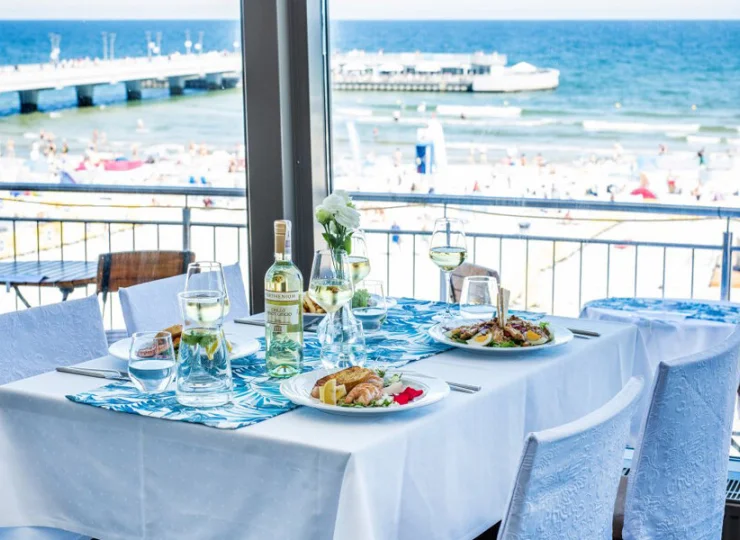 Z okien restauracji rozpościera się widok na plażę i morze