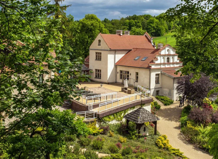 Okolica jest zaciszna i otoczona zielenią