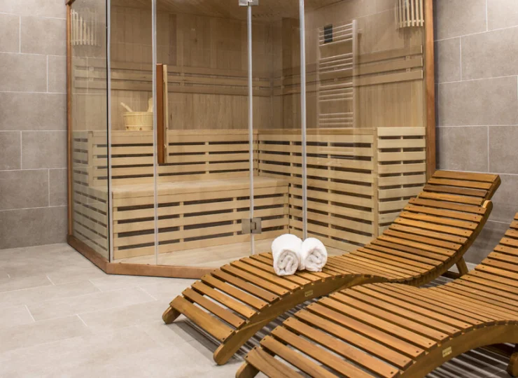 W hotelu urządzono kameralną strefę relaksu z sauną i siłownią
