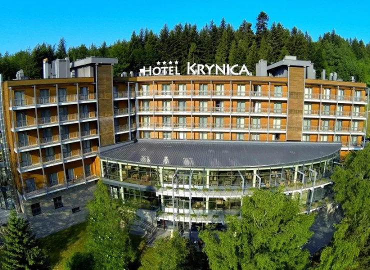 Hotel Krynica jest przepięknie wtopiony w zbocza Beskidu Sądeckiego