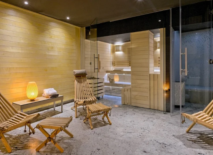 W obiekcie znajduje się strefa wellness z sauną fińską, parową i tężnią solną
