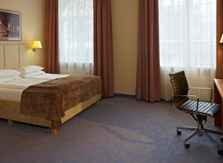 W hotelu znajduje się ponad sto przestronnych pokoi z dostępem do wifi