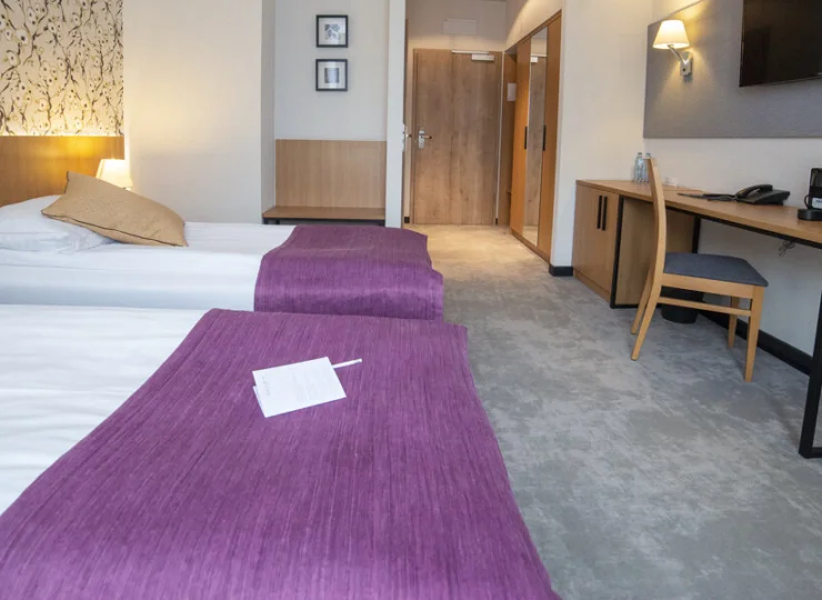W pokojach 2-osobowych znajdują się 2 połączone lub rozłączone łóżka