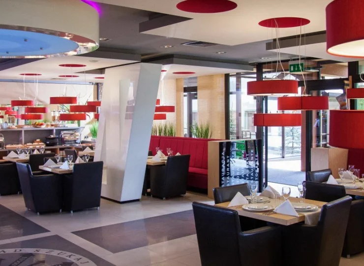 Hotel Dunajec dysponuje restauracją o nowoczesnych i kolorowych wnętrzach